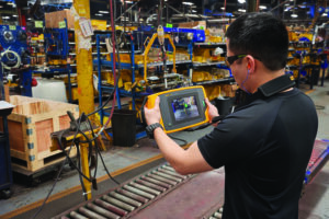 FLU031 Image 1 ii900 Sonic Industrial Imager Fluke helps customers put environmental and financial value on air-compressor maintenance with new tool