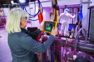 FLU031 Image 2 ii900 Sonic Industrial Imager Fluke helps customers put environmental and financial value on air-compressor maintenance with new tool