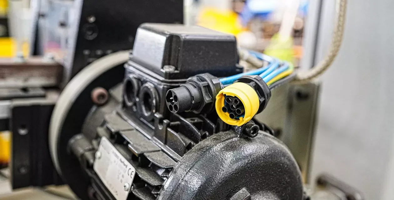 Size 15 circular connectors: An efficient interface for decentralised drive systems