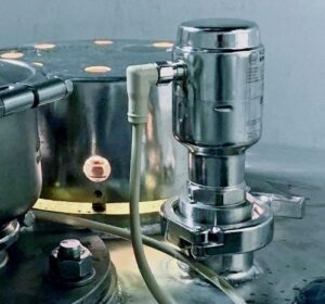 LW2720 Even in deep tanks, ifm senses levels precisely